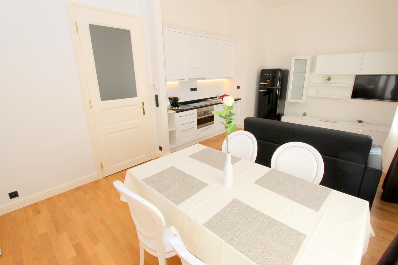 Luxury Apartments Krocinova Praag Buitenkant foto