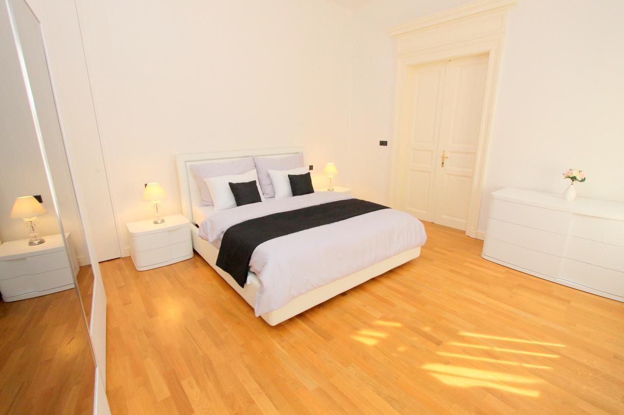 Luxury Apartments Krocinova Praag Buitenkant foto