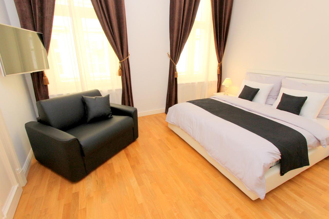 Luxury Apartments Krocinova Praag Buitenkant foto