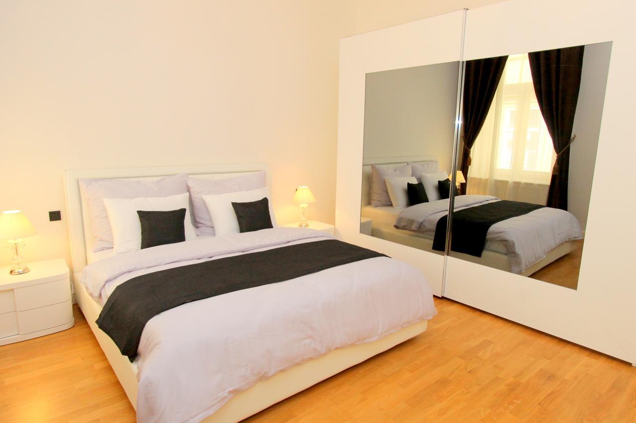 Luxury Apartments Krocinova Praag Buitenkant foto